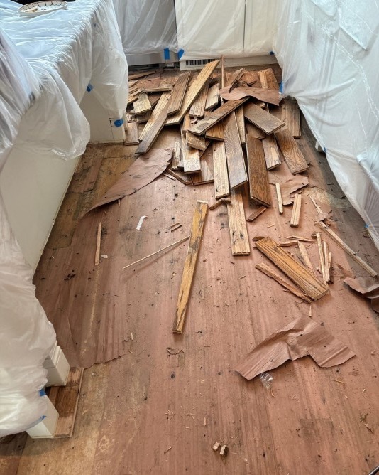 We don't just install floors, we'll help from start to finish &ndash; ripping up your old flooring, hauling out the mess, then laying down your beautiful new boards.

Click the link in our bio to visit our website and schedule a free estimate or to learn more.
https://tinyurl.com/ftprntsflrsfrfx 

