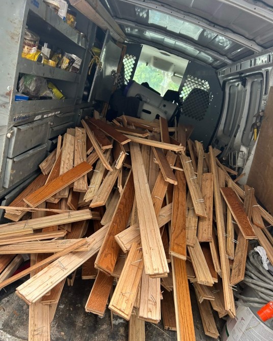We don't just install floors, we'll help from start to finish &ndash; ripping up your old flooring, hauling out the mess, then laying down your beautiful new boards.

Click the link in our bio to visit our website and schedule a free estimate or to learn more.
https://tinyurl.com/ftprntsflrsfrfx 

