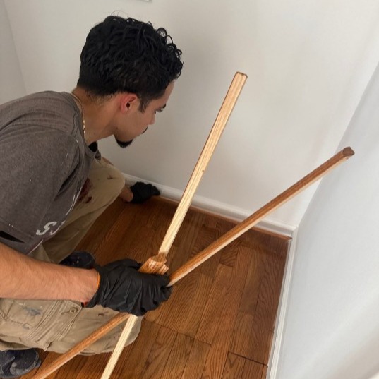 Here is one of our expert contractors carefully measuring and installing the shoe molding for our clients' freshly refinished hardwood floors!

Whether your floors need a full replacement or a new stain, our team's attention to detail and years of experience will always produce a five-star result.

If you have a project in mind, we'd love to talk to you! Reach out to us here:
https://tinyurl.com/ftprntsflrsfrfx

