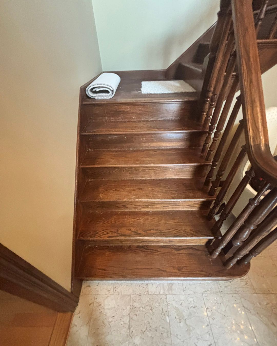 Entryway transformation complete in Libertyville! ✨ We gave this staircase a stunning upgrade by refinishing the dark-stained oak treads and risers. To add that perfect blend of style and safety, we finished the look with a fresh, textured carpet runner. This space now feels modern, clean, and welcoming. Swipe to see the details of our craftsmanship! 🪵🔨 

