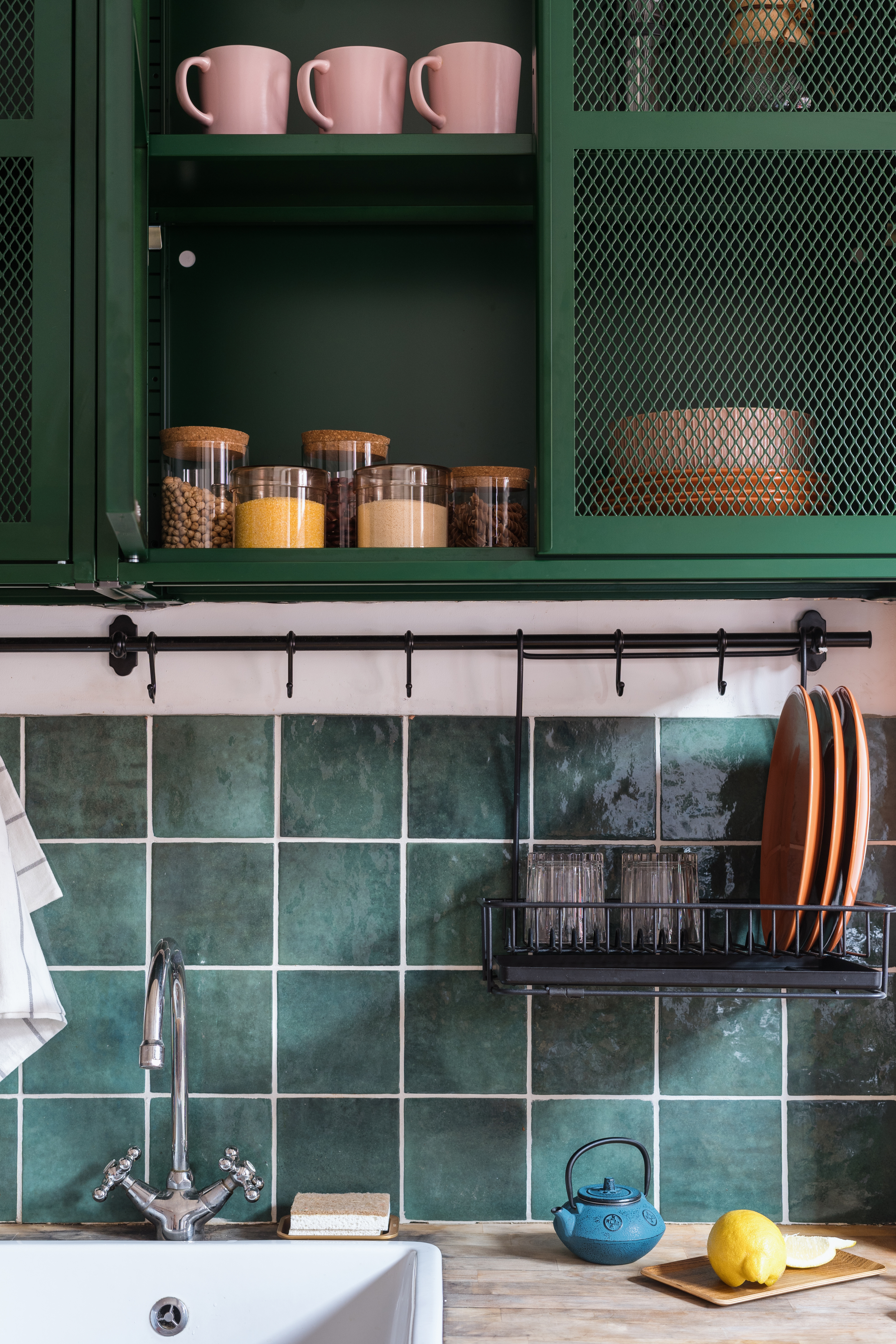 A kitchen with coordinating tile and cabinet colors.