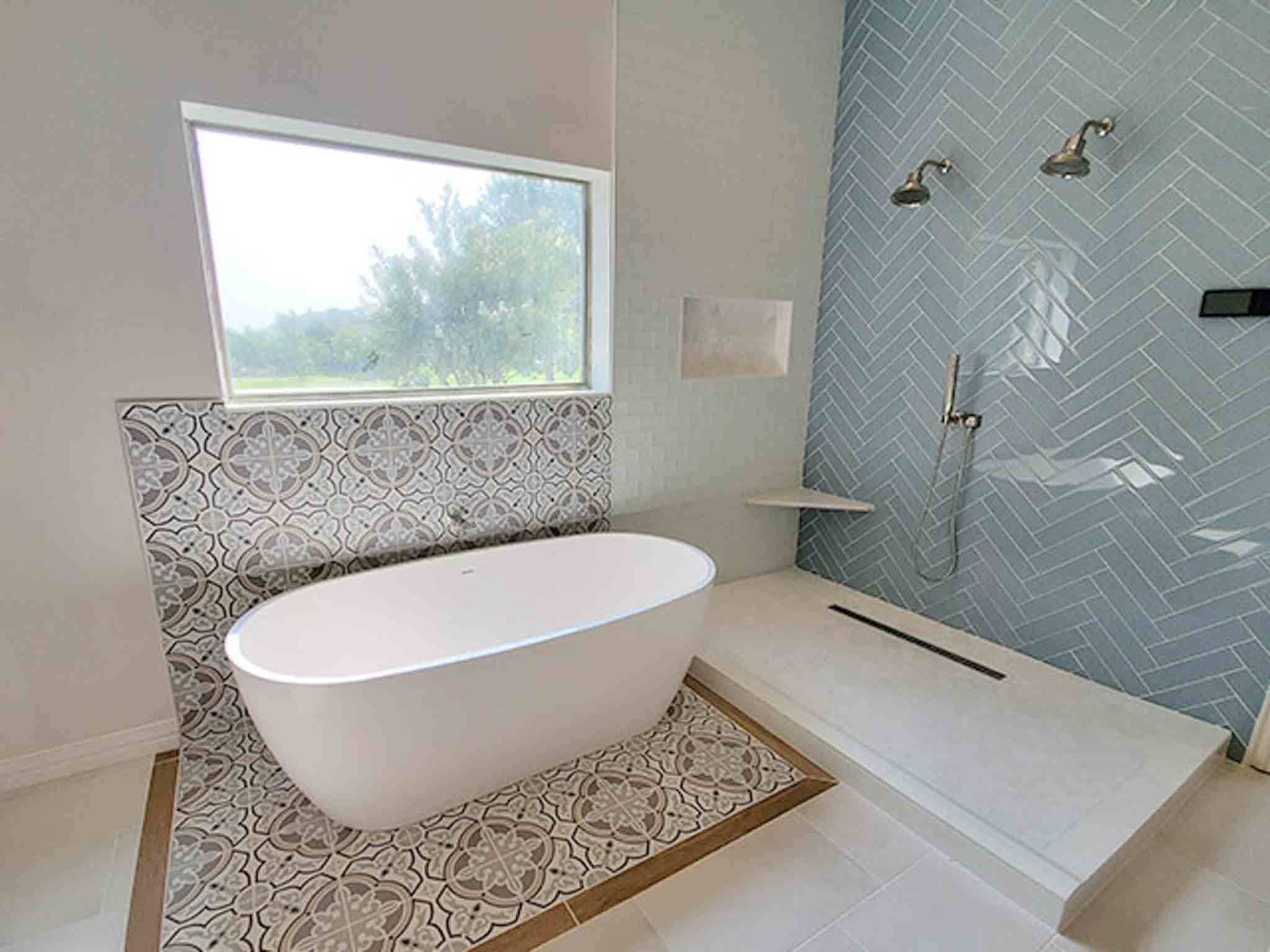 A refinished bathroom with Footprints Floors South Sacramento tiling services.