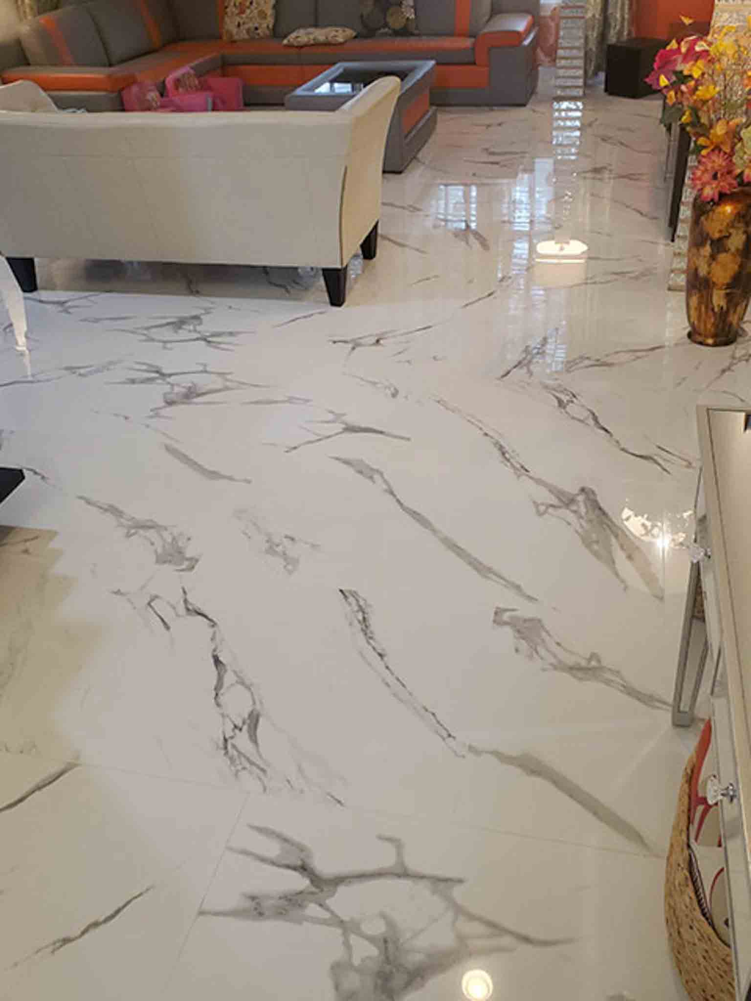 A living room with marble tiles.