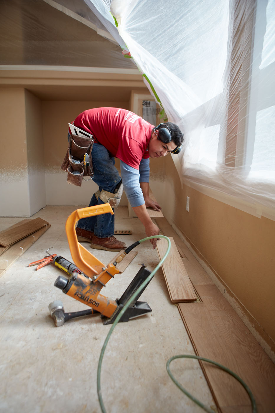An image of a Footprints Floors expert installing floors - find inspiriation for your project by checking out our flooring installation gallery in San José, CA.