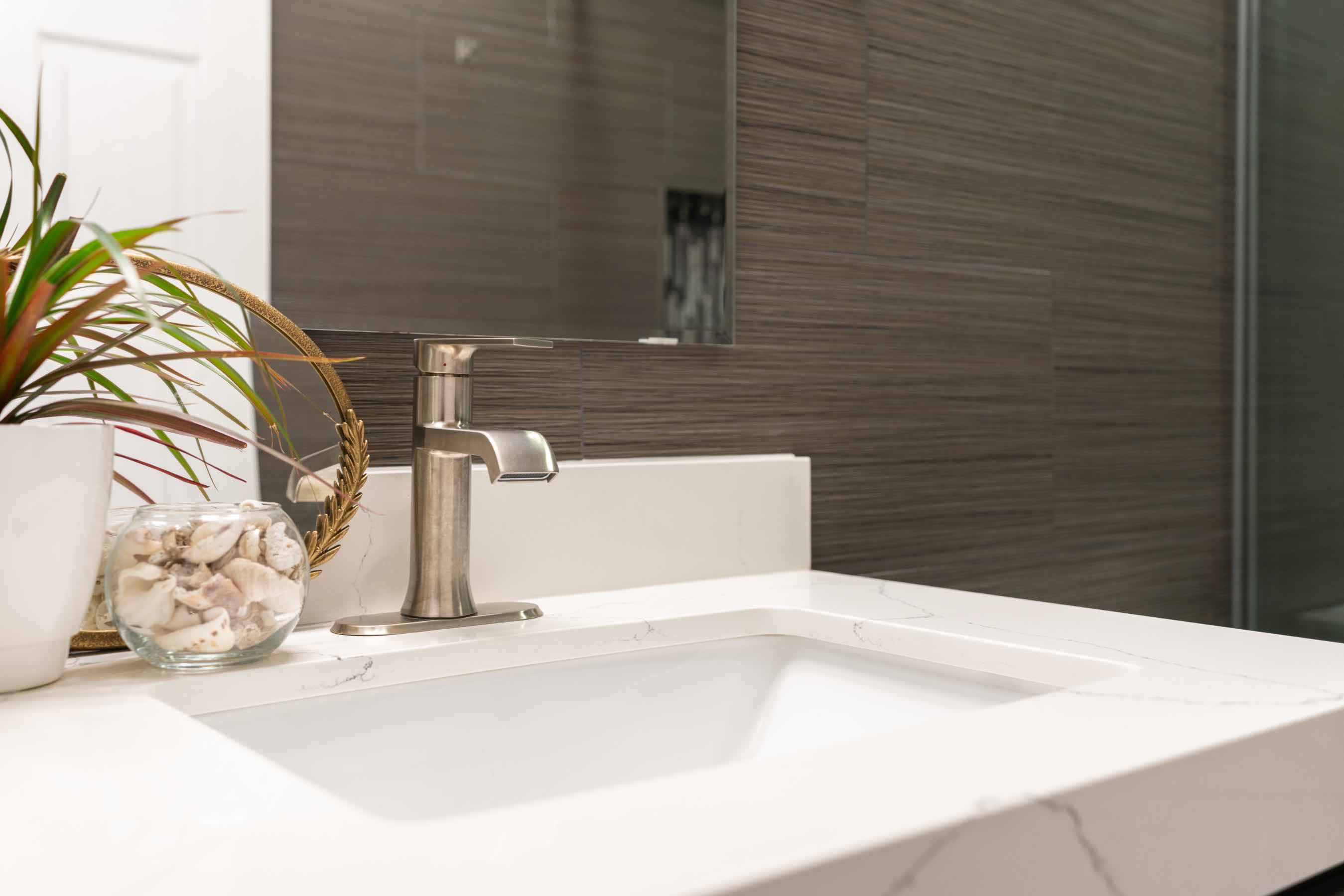 For sleek, modern bathroom backsplash installation like this in Memphis, call Footprints Floors.