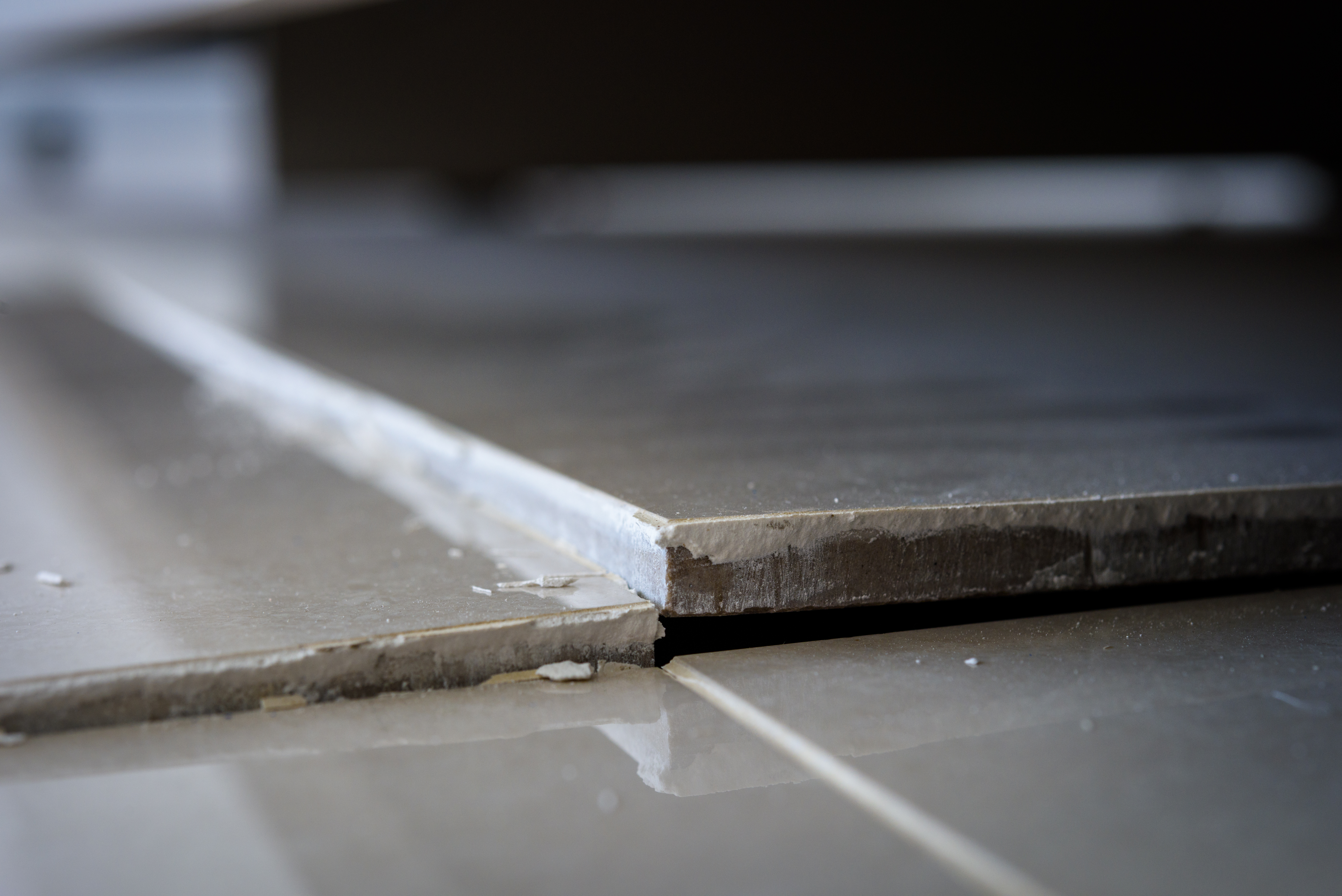 An offset tile that needs repaired - Footprints Floors's contractors specialize in tile restoration in San José, CA.