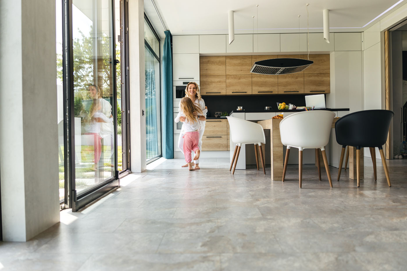 A beautiful kitchen with smooth tile - for tile replacement in San José, CA contact Footprints Floors.