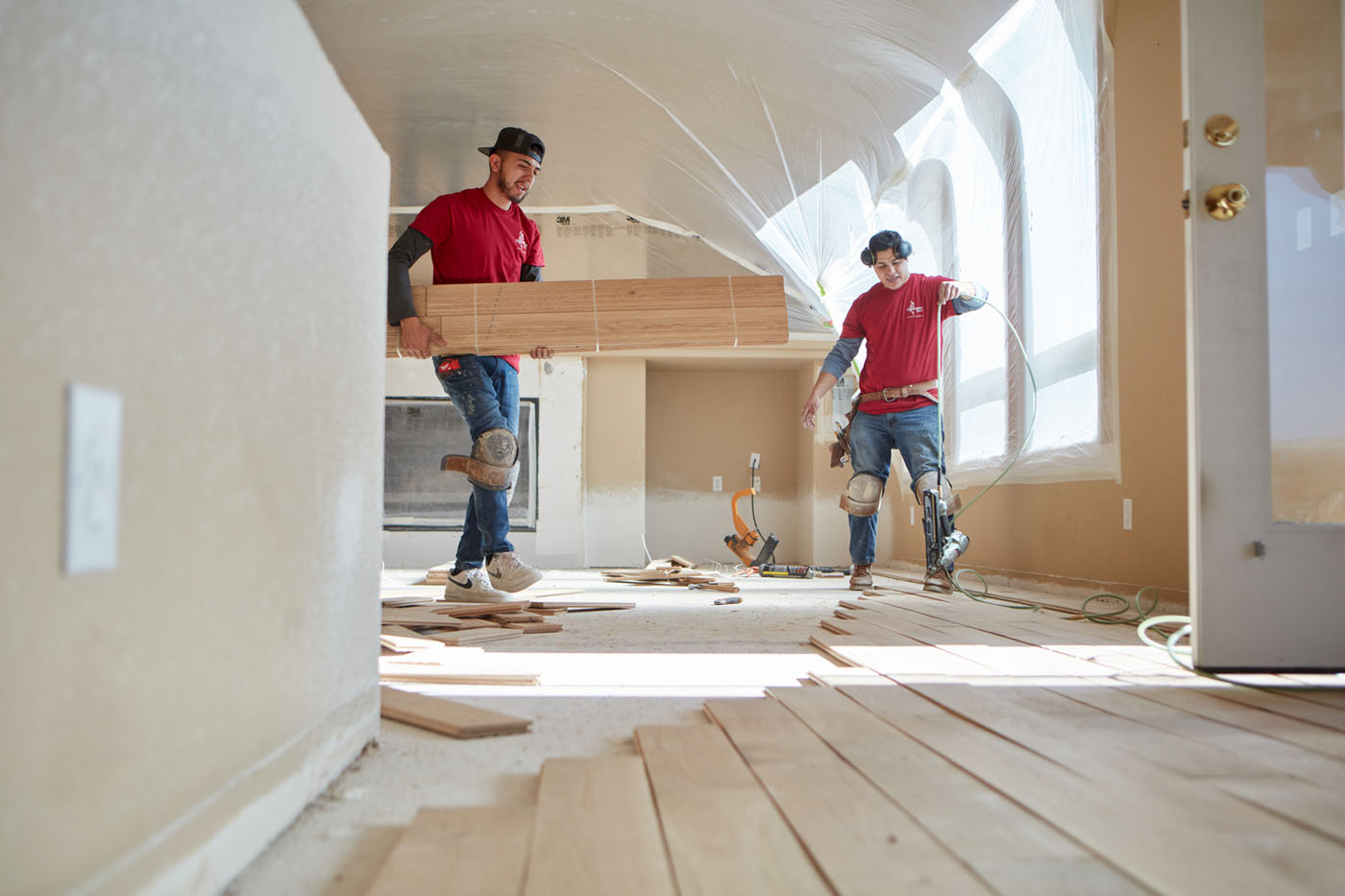 Footprints Floors experts during a floor installation in San José, CA.