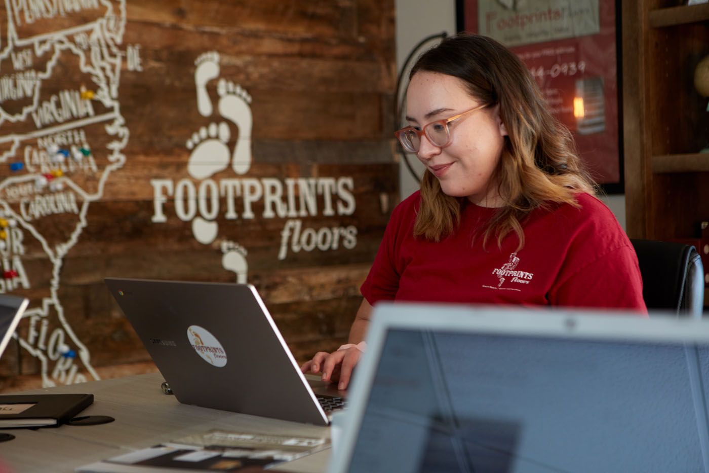 A Footprints Floors Franchise Owner taking advantage of our franchise's semi-absentee schedule while working on a computer.