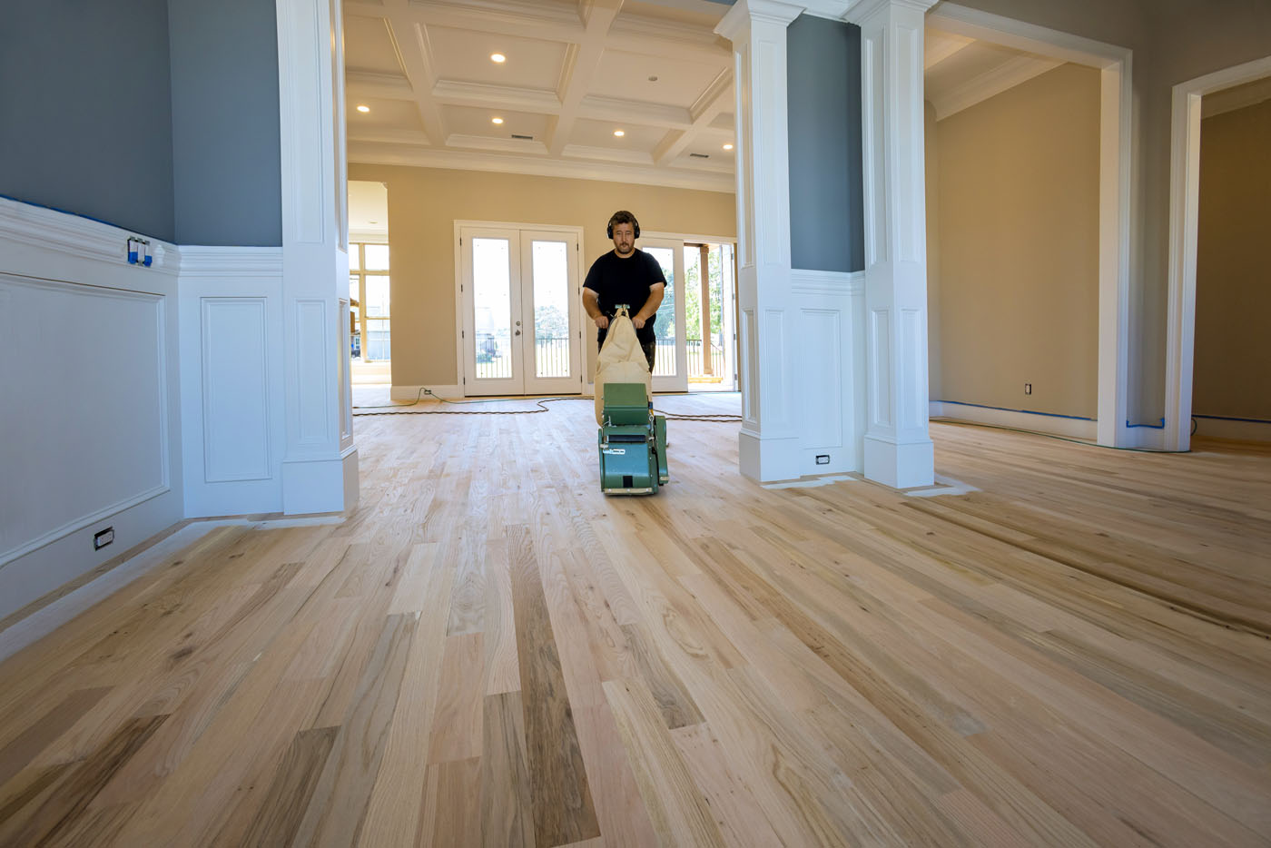 One of the expert San José wood refurbishing contractors from Footprints Floors refinishing hardwood floor.